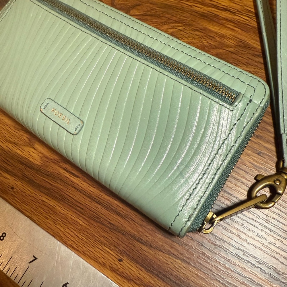 Fossil Leather Textured Clutch with Wrist Strap and hook Green Blue Wallet Card - Picture 5 of 7